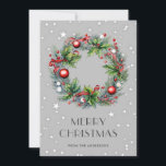 Weihnachtskranz Holly Berries Ornamente Sterne Feiertagskarte<br><div class="desc">Weihnachtskarten mit einem Weihnachtskranz aus Fichtenzweigen und mit Ornamenten, Bändern, heiligen und roten Beeren mit grauem Sternenhimmel dekoriert. Diese eleganten Weihnachtskarten in Aquarellfarben können Sie ganz einfach mit Ihrem Familiennamen und Text personalisieren.</div>