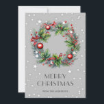 Weihnachtskranz Holly Berries Ornamente Sterne Feiertagskarte<br><div class="desc">Weihnachtskarten mit einem Weihnachtskranz aus Fichtenzweigen und mit Ornamenten,  Bändern,  heiligen und roten Beeren mit grauem Sternenhimmel dekoriert. Diese eleganten Weihnachtskarten in Aquarellfarben können Sie ganz einfach mit Ihrem Familiennamen und Text personalisieren.</div>