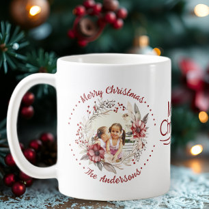 Weihnachtskranz, rote Blume und Beeren Foto Kaffeetasse