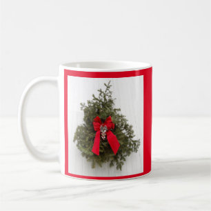 Weihnachtskranz und Roter Bow im Stall Kaffeetasse