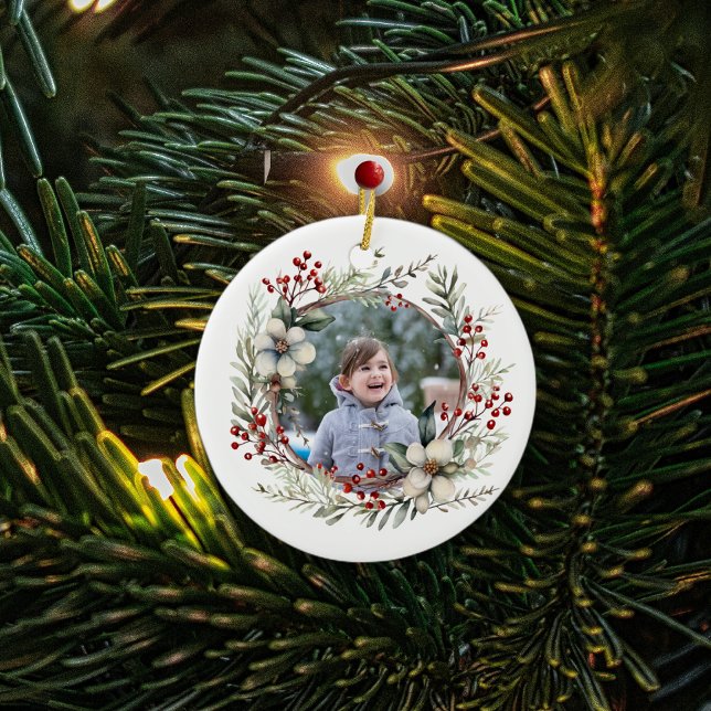 Weihnachtskranz, weiße Blume, Foto mit roten Beere Keramik Ornament (Von Creator hochgeladen)