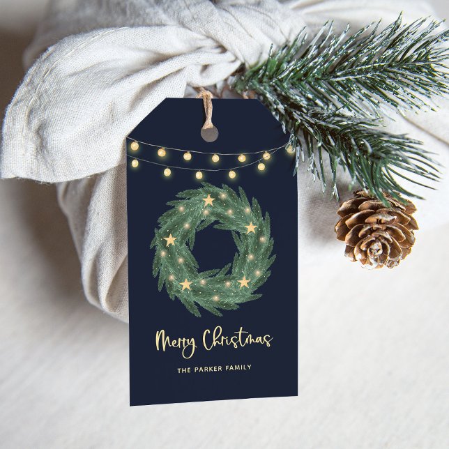 Weihnachtskrieg mit Gold String Lights auf Blue Geschenkanhänger (A pretty Christmas gift tag with a star-filled wreath on a dark blue background)