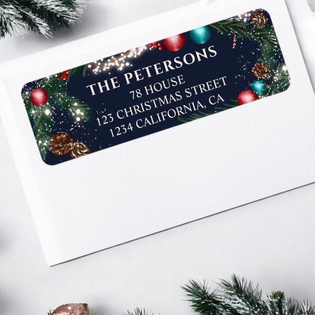 Weihnachtsleuchten Kiefernäste schneeblau festlich (Christmas lights pine branches snow blue festive label)