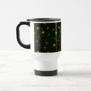 Weihnachtslichter umwickelt mit Stechpalmenblätter Reisebecher