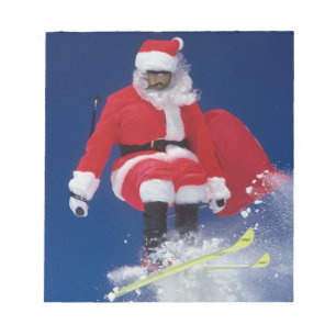 Weihnachtsmann auf dem Skispringen weg von einem Notizblock