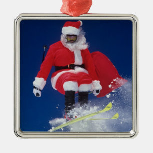 Weihnachtsmann auf dem Skispringen weg von einem Ornament Aus Metall