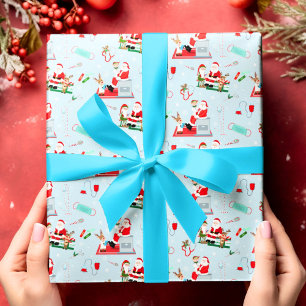 Weihnachtsmann beim Arztbesuch in Hellblau Geschenkpapier