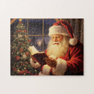 Weihnachtsmann beim Lesen am Weihnachtsbaum