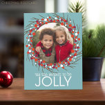 Weihnachtsmann-Foto Feiertagspostkarte<br><div class="desc">Ein Bauernhaus blau mit einem Beerenkranz als Foto. Ein modernes Skript wird für die Happy Holidays verwendet. Ein Weihnachtsgrüßen - Mögen Ihre Tage fröhlich und hell sein - auf der Postkartenseite mit einem Bereich für Familiensignatur und Gruß enthalten.</div>