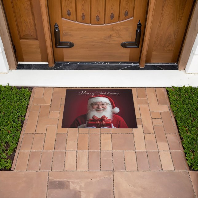 Weihnachtsmann mit einem Geschenk Weihnachtsdesign Fußmatte (Außenbereich)