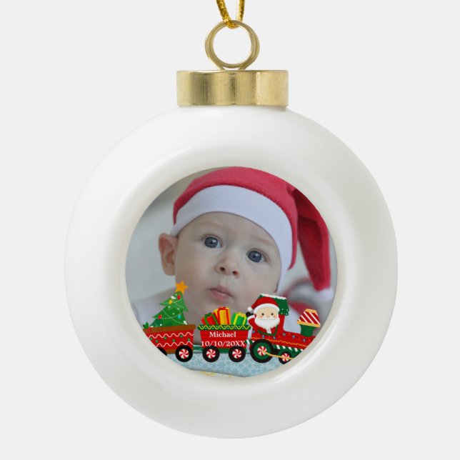 Weihnachtsmann mit Geschenken und Weihnachtsbaum Keramik Kugel-Ornament (Vorderseite)