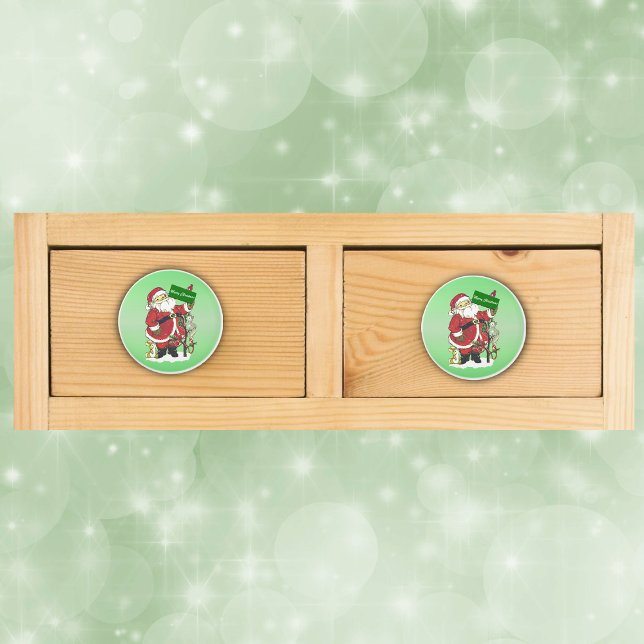 Weihnachtsmann-Niedliche Tiere frohe Weihnachten Keramikknauf (Santa Claus Merry christmas sign tree cute animals in snow on green drawer knobs.)
