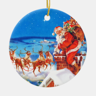 Weihnachtsmann oben auf der Dachspitze im Schnee Keramikornament