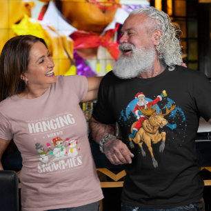 Weihnachtsmann reitet auf Weihnachts-Elch und trin T-Shirt