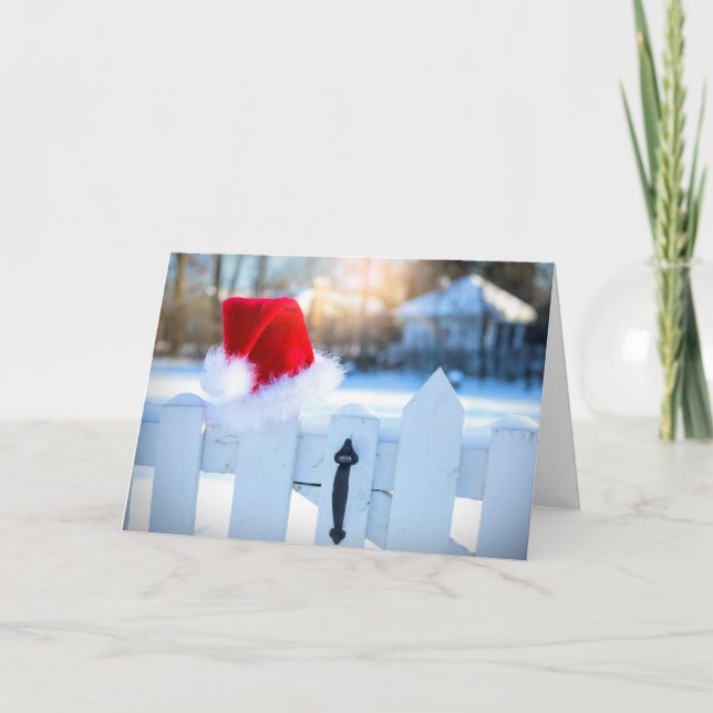 Weihnachtsmannmütze auf dem weißen Zaun Karte (Vorderseite)