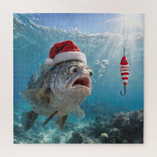 Weihnachtsmannmütze auf einem großen Fisch