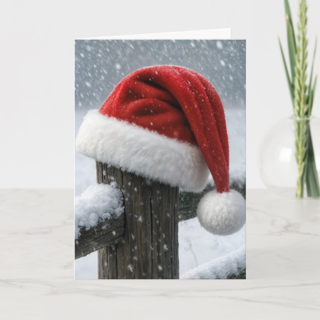 Weihnachtsmannmütze auf einem schneebedeckten Zaun Karte (Vorderseite)
