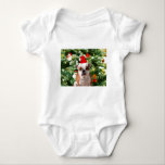 Weihnachtsmannmütze Bulldog Christmas Tree Snowman Baby Strampler<br><div class="desc">Niedliches Bulldog Foto mit der Weihnachtsbaum Snowman Geschenkboxen im Hintergrund. Ein perfektes Geschenk für Weihnachten!</div>