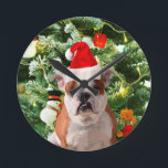Weihnachtsmannmütze Bulldog Christmas Tree Snowman Runde Wanduhr<br><div class="desc">Niedliches Bulldog Foto mit der Weihnachtsbaum Snowman Geschenkboxen im Hintergrund. Ein perfektes Geschenk für Weihnachten!</div>