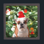 Weihnachtsmannmütze Bulldog Christmas Tree Snowman Schachtel<br><div class="desc">Niedliches Bulldog Foto mit der Weihnachtsbaum Snowman Geschenkboxen im Hintergrund. Ein perfektes Geschenk für Weihnachten!</div>