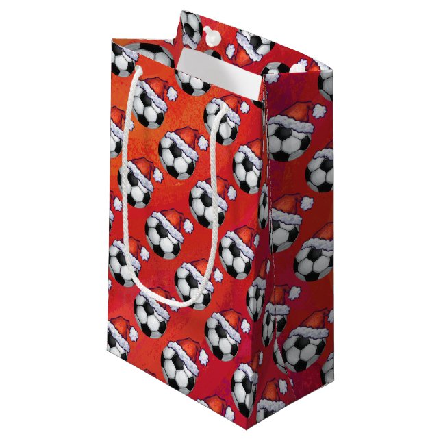Weihnachtsmannmütze Fußball auf Rot Kleine Geschenktüte (Vorderseite Schrägansicht)
