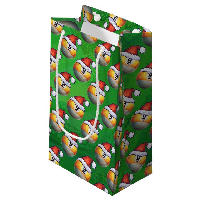 Weihnachtsmannmütze Nine Ball Pattern auf Grün Kleine Geschenktüte (Vorderseite Schrägansicht)