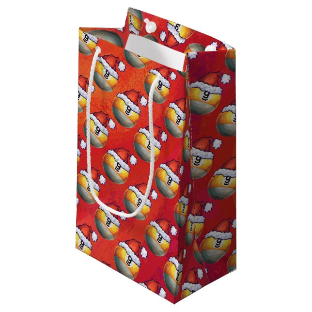 Weihnachtsmannmütze Nine Ball Pattern auf Rot Kleine Geschenktüte (Vorderseite Schrägansicht)