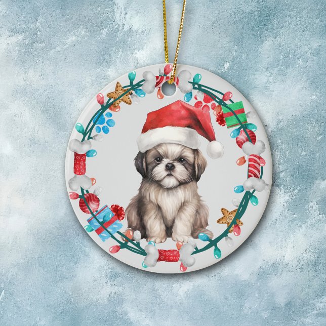Weihnachtsmannmütze Shih Tzu Welppy Bone Wreath Keramik Ornament (Von Creator hochgeladen)
