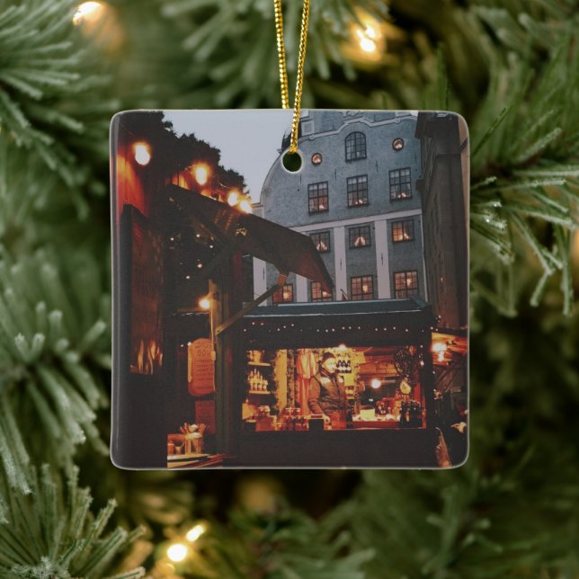 Weihnachtsmarkt in Stockholm Keramikornament (Baum)