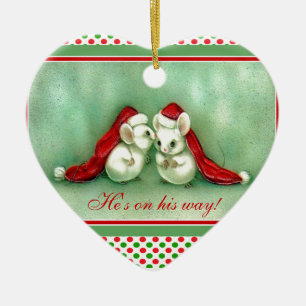 Weihnachtsmäuse mit roten Weihnachtsmannmützen im Keramikornament