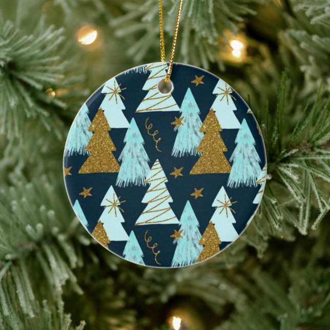 Weihnachtsmuster mit Blue Gold Snowflakes & Star Keramik Ornament (Baum)