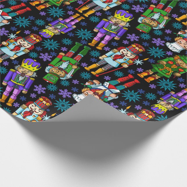Weihnachtsmuster mit Nussknacker und Schneeflocken Geschenkpapier (Ecke)