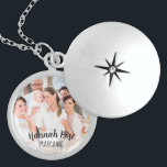 Weihnachtsname und Foto-Locket-Kette Medaillon<br><div class="desc">Ein besonderes silbernes Schloss mit individuellem Foto für das Baby, mit Babynamen versehen und perfekt als Taufgeschenk oder Taufpfeife. Die Vorlage ist Set für Sie, um Ihr eigenes Foto Ihrer Familie, Baby und Pattern Eltern oder nur ein Bild des Babys zum Beispiel hinzuzufügen. Wenn Sie Probleme mit der Platzierung haben,...</div>