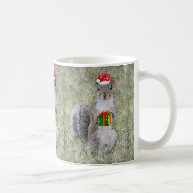 Weihnachtsniedliches Eichhörnchen mit dem Geschenk Kaffeetasse (Rechts)