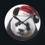 Weihnachtspanda-Bär mit Weihnachtsmannmütze Runde Wanduhr<br><div class="desc">Weihnachtspanda-Bär mit Weihnachtsmannmütze</div>