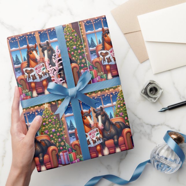Weihnachtspferde auf Sofa mit neuem Sattelseherbuc Geschenkpapier (Schenken)