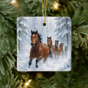 Weihnachtspferde laufen durch einen schneebedeckte keramikornament