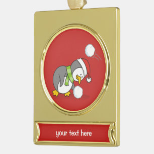 Weihnachtspinguin bekommt eine Schneeball Banner-Ornament Gold