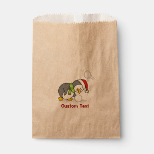 Weihnachtspinguin bekommt eine Schneeball Geschenktütchen