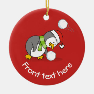 Weihnachtspinguin bekommt eine Schneeball Keramik Ornament