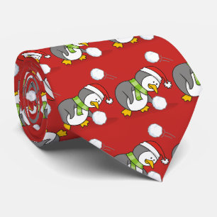 Weihnachtspinguin bekommt eine Schneeball Krawatte