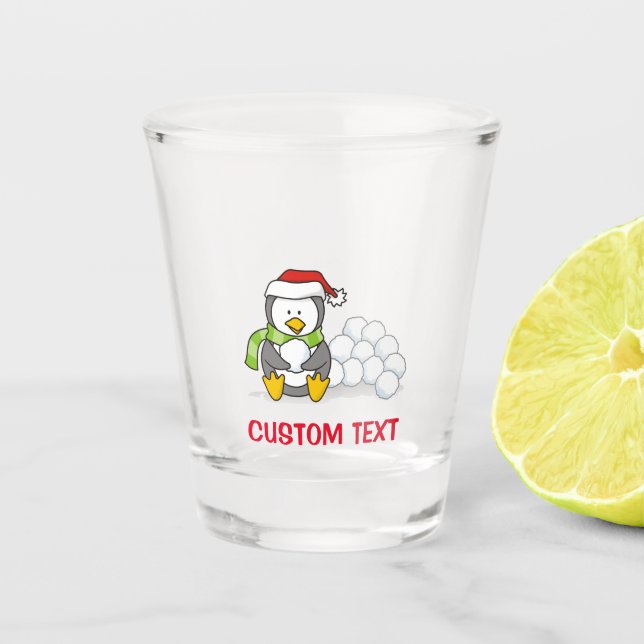 Weihnachtspinguin sitzend mit Schneebälle Schnapsglas (Vorderseite)