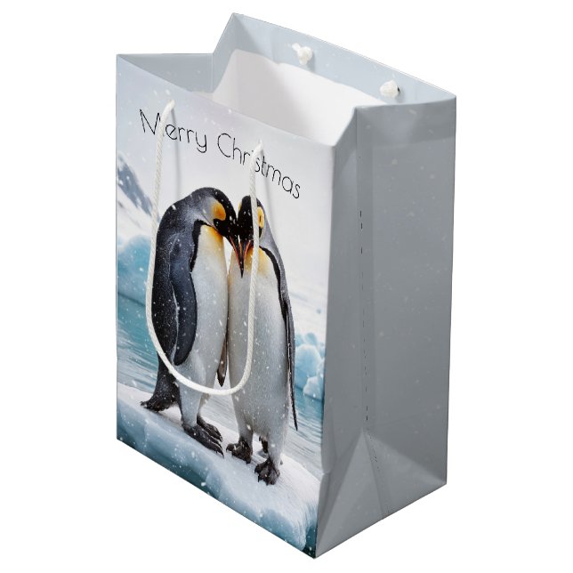 Weihnachtspinguine in Schneeflocken Mittlere Geschenktüte (Vorderseite Schrägansicht)