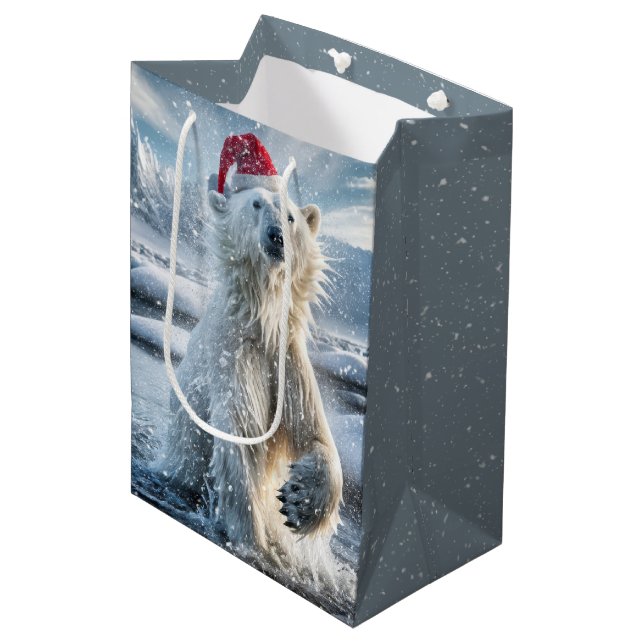 Weihnachtspolarbär in Schneeflocken Mittlere Geschenktüte (Vorderseite Schrägansicht)