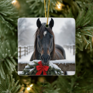 Weihnachtspony mit einem Kranz auf einem Zaun Keramikornament