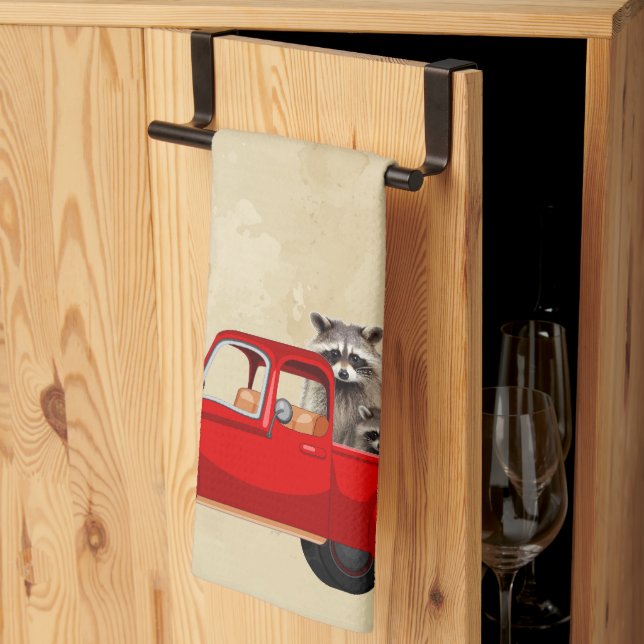 Weihnachtsraccos in einem roten LKW Geschirrtuch (Drittel gefaltet)