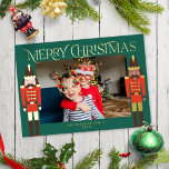Weihnachtsrahmen-Foto Folien Feiertagskarte<br><div class="desc">Die Weihnachtskarte bietet ein horizontales Foto auf dunkelgrünem Hintergrund mit zwei Nussknackern auf jeder Seite stehender Wächter und dem Gruß "Frohe Weihnachten". Die Nussknacker sind in Rot und Dunkelbraun gekleidet und mit Goldfolie versehen. Der Gruß und Ihr Name sind auch in Goldfolie. Auf der Rückseite finden Sie den gleichen dunkelgrünen...</div>