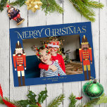 Weihnachtsrahmen-Foto Folien Feiertagskarte<br><div class="desc">Diese festliche Weihnachtsfotokarte verfügt über ein horizontales Foto auf dunkelblauem Hintergrund mit zwei Nussknackern auf jeder Seite stehender Wächter und dem Gruß "Frohe Weihnachten". Die Nussknacker sind in Rot und Dunkelbraun gekleidet und mit Goldfolie versehen. Der Gruß und Ihr Name sind auch in Goldfolie. Auf der Rückseite finden Sie den...</div>