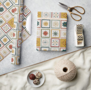 Weihnachtsraster aus Blumen, Blättern und Schneefl Geschenkpapier