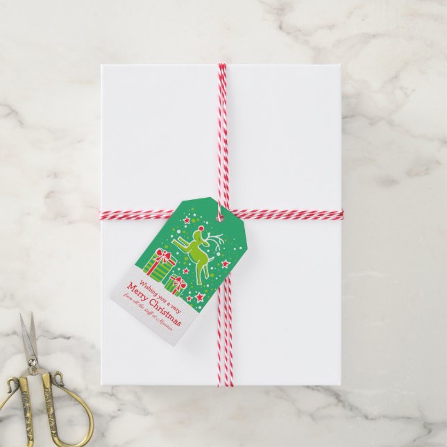 Weihnachtsrentiere, die über Geschenke grün rot sc Geschenkanhänger (Mit Garn)